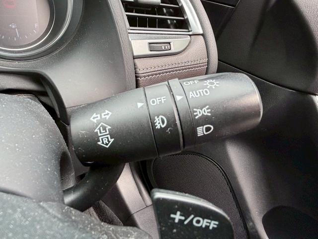 アテンザセダン ２５Ｓ　Ｌパッケージ　ＥＴＣ　ＴＶ＆ナビ　アダプティブクルーズコントロール　キーレスエントリー　スマートキー　パワーシート　バックカメラ　革シート　アルミホイール　ＨＩＤヘッドライト　アイドリングストップ　エアバック（10枚目）