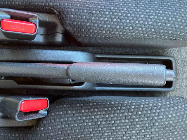 ハイゼットカーゴ クルーズＳＡＩＩＩ　走行距離無制限１２ヶ月保証付き　両側手動スライドドア　盗難防止装置　横滑防止装置　禁煙　車線逸脱警告　エアバック　エコアイドル　オートハイビーム　ＡＢＳ　オートライト　記録簿付　助手席エアバッグ（17枚目）