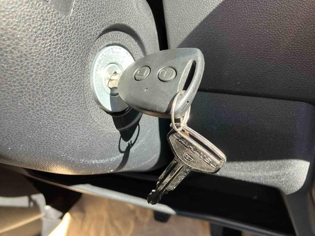 ハイゼットカーゴ クルーズＳＡＩＩＩ　走行距離無制限１２ヶ月保証付き　両側手動スライドドア　盗難防止装置　横滑防止装置　禁煙　車線逸脱警告　エアバック　エコアイドル　オートハイビーム　ＡＢＳ　オートライト　記録簿付　助手席エアバッグ（23枚目）