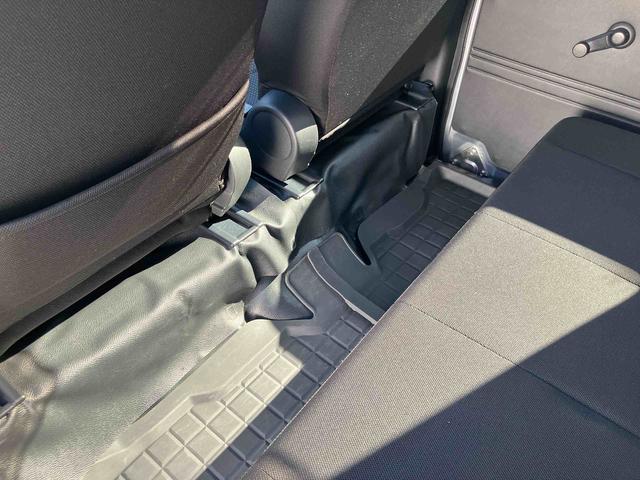 ハイゼットカーゴ クルーズＳＡＩＩＩ　走行距離無制限１２ヶ月保証付き　両側手動スライドドア　盗難防止装置　横滑防止装置　禁煙　車線逸脱警告　エアバック　エコアイドル　オートハイビーム　ＡＢＳ　オートライト　記録簿付　助手席エアバッグ（34枚目）