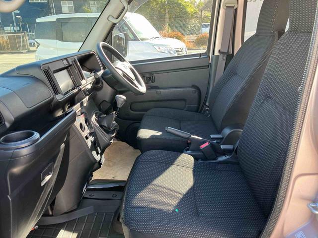 �X�^�b�t�́A�}�X�N���p�ɂĐڋq���΂����Ē����܂��B