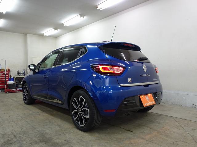 フランス車らしい存在感のある深みのあるブルーメタリック♪