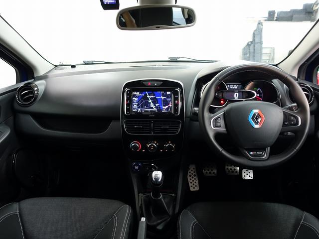 当社でも数少ない純正オプションナビＴＶ装着物件ににあります。ＡＬＰＩＮＥ製のナビになります。この物件は、加えてＣＤ／ＤＶＤデッキを外部入力されているので更に素晴らしい！