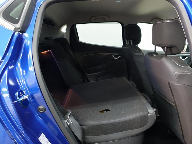 後部席背もたれを倒すとこのようになります。