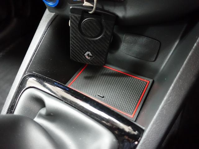 細かなアイテムですが、保護ゴムマットが各収納口にセットされております。これは社外品だと思います。