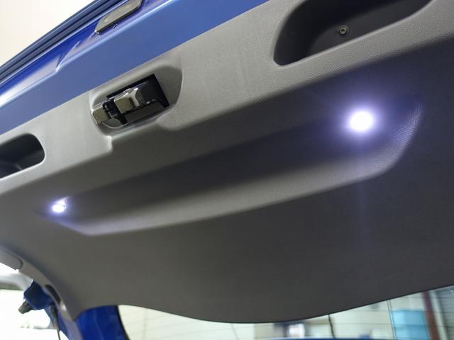 リアハッチの間接照明です。夜間には助かる装備ですよね！
