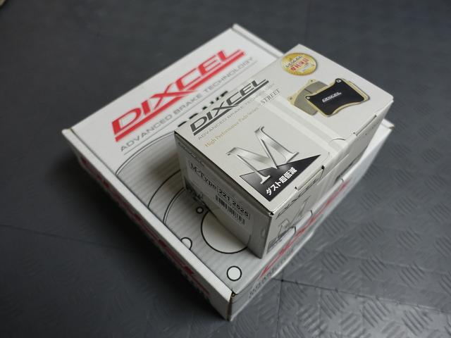 通常ならばノーマルブレーキパッドでも良いのですが、ケチらずにＤＩＸＥＬ製タイプＭ！装着です。低ダストブレーキパッドの代名詞ですね。ＢＡＳＩＣではなく「タイプＭ」ですよ！ココ！ポイント。ローターも交換！