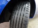 新車時からのタイヤと思います。タイヤ山残はまだご使用出来る状態ですが、気持ち良く乗りたい!というお客様はご相談下さい。有償になりますが、安価にてご案内します。その際はMichelinタイヤ推奨します。