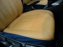 一見、標準シートに見える品質ですね。シートカバーです。高級感のあるベージュ色がお洒落！