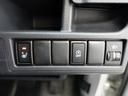 アイドリングストップキャンセルスイッチ装備です。私個人的には嬉しい装備になります。運転席シートヒーターが装備されております。冬季には嬉しい装備です♪