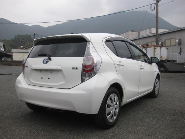 アクア Ｓ　純正ナビ　ＴＶ　バックカメラ　Ｂｌｕｅｔｏｏｔｈオーディオ　スマートキー２個　オートエアコン　プッシュスタート　電格ウィンカーミラー　ステアリングリモコン　Ｗエアバッグ　ＡＢＳ（10枚目）