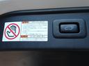 パワーバックドアを装備しています。バックドアを運転席からも開閉できます、便利ですよ。