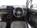 革巻きステアリングで快適な操作性の運転席です。