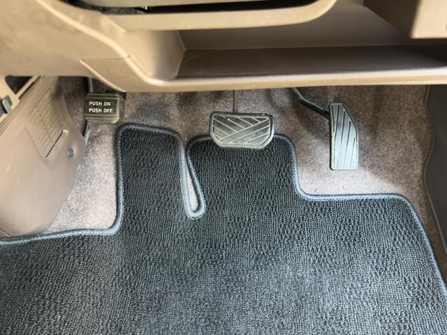 アルトラパンショコラ Ｘ　運転席・助手席エアバック　ＡＢＳ　盗難防止システム　衝突安全ボディ　キーレスエントリー　スマートキー　アイドリングストップ　ＨＩＤ　ベンチシート　フルフラット　ＣＤ（18枚目）