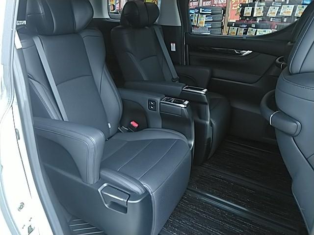 アルファード ２．５Ｓ　Ｃパッケージ　革シート　両側電動スライド　キーレス　フルセグ　ナビ＆ＴＶ　１８アルミホイール　乗車定員７人　エアバッグ　電動シート　オートマ　ディーラー車　フル装備　衝突被害軽減システム　ＥＴＣ　バックカメラ（12枚目）