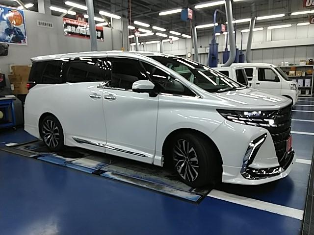 アルファード Ｚ　ワンオーナー　サンルーフ　革シート　両側電動スライド　キーレス　フルセグ　ナビ＆ＴＶ　２０アルミホイール　乗車定員７人　エアバッグ　電動シート　オートマ　フル装備　助手席エアバッグ　ＥＴＣ（7枚目）