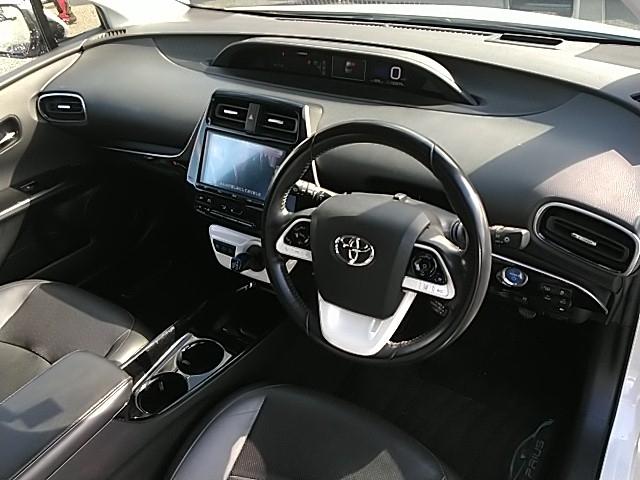 プリウス Aプレミアム 革シート キーレス フルセグ ナビ&TV 18アルミホイール エアバッグ 電動シート オートマ ディーラー車 フル装備 ETC バックカメラ スマートキー シートヒーター(2枚目)