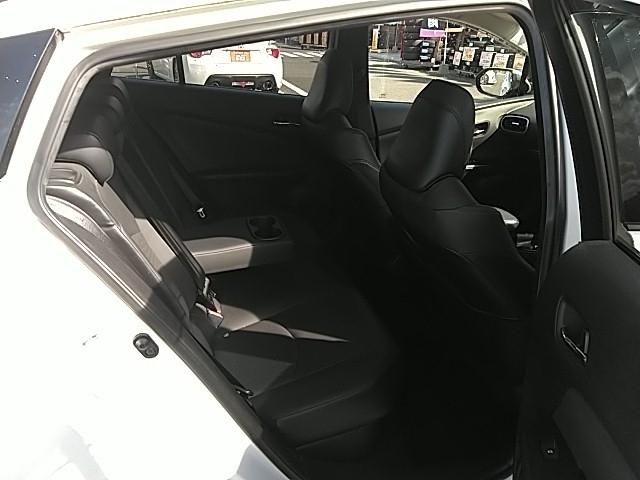 プリウス Aプレミアム 革シート キーレス フルセグ ナビ&TV 18アルミホイール エアバッグ 電動シート オートマ ディーラー車 フル装備 ETC バックカメラ スマートキー シートヒーター(12枚目)
