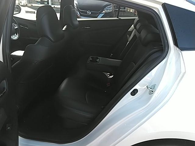 プリウス Aプレミアム 革シート キーレス フルセグ ナビ&TV 18アルミホイール エアバッグ 電動シート オートマ ディーラー車 フル装備 ETC バックカメラ スマートキー シートヒーター(13枚目)