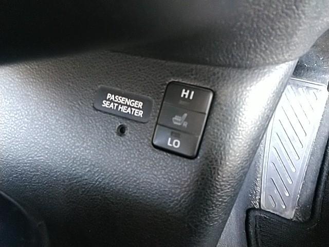 プリウス Aプレミアム 革シート キーレス フルセグ ナビ&TV 18アルミホイール エアバッグ 電動シート オートマ ディーラー車 フル装備 ETC バックカメラ スマートキー シートヒーター(22枚目)