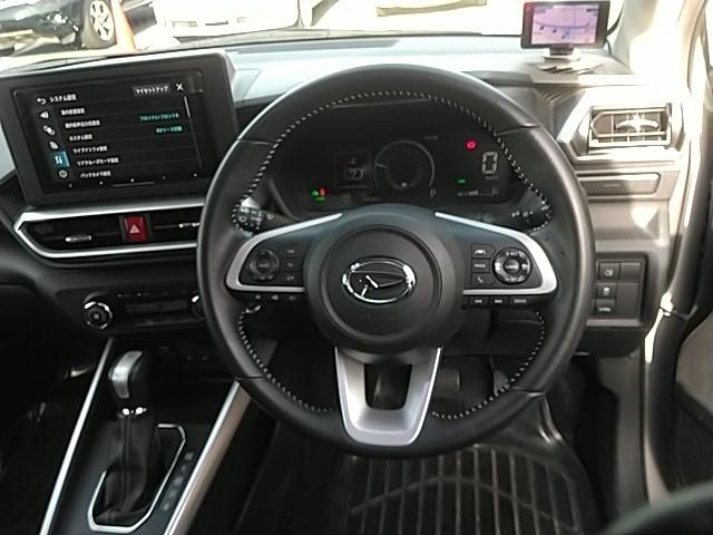 ロッキー プレミアムＧ　ＨＥＶ　ワンオーナー　キーレス　フルセグ　ナビ＆ＴＶ　１７アルミホイール　エアバッグ　オートマ　ディーラー車　フル装備　衝突被害軽減システム　ＥＴＣ　バックカメラ　スマートキー　シートヒーター（8枚目）