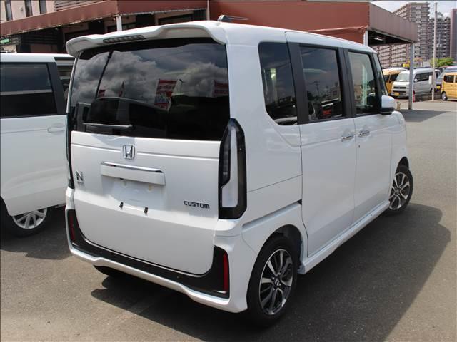 Ｎ－ＢＯＸカスタム ベースグレード　届出済み未使用車　衝突被害軽減ブレーキ　スマートキー　アイドリングストップ　障害物センサー　レーンキープアシスト　オートマチックハイビーム　シートヒーター　両側スライド片側電動スライドドア　盗難防止（3枚目）