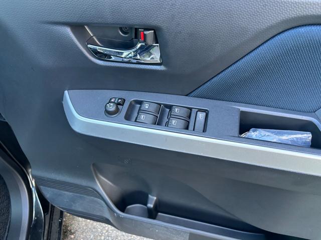 ルーミー カスタムＧ　純正フルセグナビ　バックカメラ　ＥＴＣ　衝突被害軽減ブレーキ　スマートキー　スライドドア　ＬＥＤヘッドライト　プッシュスタート　クルーズコントロール　フルオートエアコン　ＡＢＳ　前席シートヒーター（5枚目）