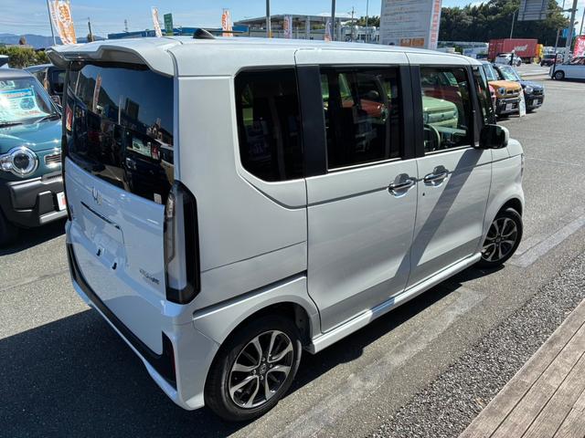 N-BOXカスタム ベースグレード 届出済未使用車 スマートキー&プッシュスタート オートLED 盗難防止装置 前席シートヒーター パワーウインドウ パワーステアリング Wエアバッグ オートエアコン レーンキープアシスト ABS(3枚目)