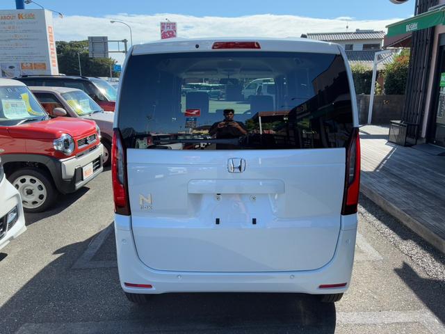 N-BOX ベースグレード 届出済未使用車 スマートキー&プッシュスタート 衝突軽減ブレーキ LEDヘッドライト Wエアバック オートエアコン レーンキープアシスト パワーウィンドウ コーナーセンサ 衝突安全ボディ(4枚目)