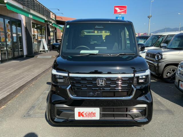 Ｎ－ＢＯＸカスタム ベースグレード　届出済未使用車　スマートキー＆プッシュスタート　オートＬＥＤ　パワーステアリング　クルーズコントロール　前席シートヒーター　レーンキープアシスト　ＡＢＳ　バックセンサー　オートエアコン　盗難防止装置（2枚目）