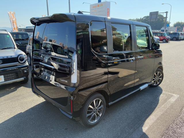 Ｎ－ＢＯＸカスタム ベースグレード　届出済未使用車　スマートキー＆プッシュスタート　オートＬＥＤ　パワーステアリング　クルーズコントロール　前席シートヒーター　レーンキープアシスト　ＡＢＳ　バックセンサー　オートエアコン　盗難防止装置（3枚目）