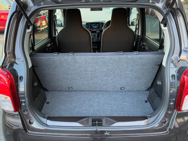 アルト Ｌ　純正ディスプレイオーディオ　バックカメラ　フロアマット　運転席シートヒーター　ＡＢＳ　マニュアルエアコン　パワーウインドウ　前方・後方誤発進抑制機能　ＡＵＴＯライト　パワーステアリング（6枚目）