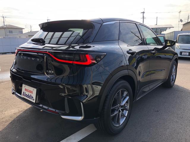 ＬＢＸ エレガント　ワンオーナー　革シート　純正ナビ　地デジ　パノラミックビューモニター　ＬＥＤヘッドライト　レクサスセーフティシステム　アドバンストパーク　ブラインドスポットモニター　パワーバックドア　シートヒーター（4枚目）