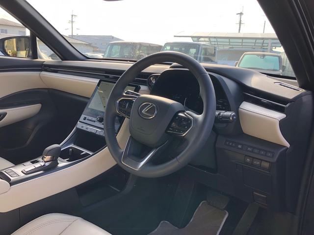 ＬＢＸ エレガント　ワンオーナー　革シート　純正ナビ　地デジ　パノラミックビューモニター　ＬＥＤヘッドライト　レクサスセーフティシステム　アドバンストパーク　ブラインドスポットモニター　パワーバックドア　シートヒーター（7枚目）