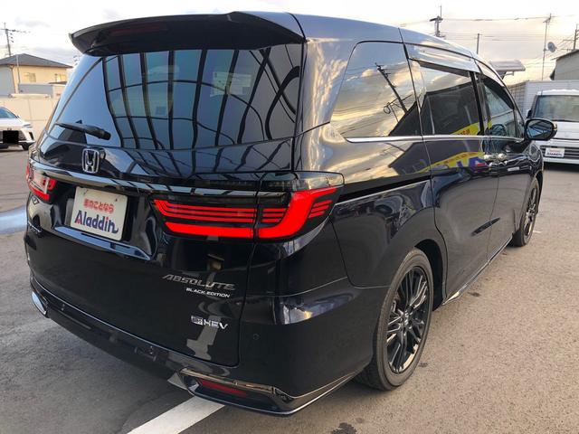 オデッセイハイブリッド ｅ：ＨＥＶアブソルート・ＥＸブラックエディション　ワンオーナー　純正９型ナビ　地デジ　マルチビューカメラ　ＬＥＤヘッドライト　ホンダセンシング　ブラインドスポットインフォメーション　パワーテールゲート　２列目シートヒーター　ワイヤレス充電器　ＥＴＣ（4枚目）