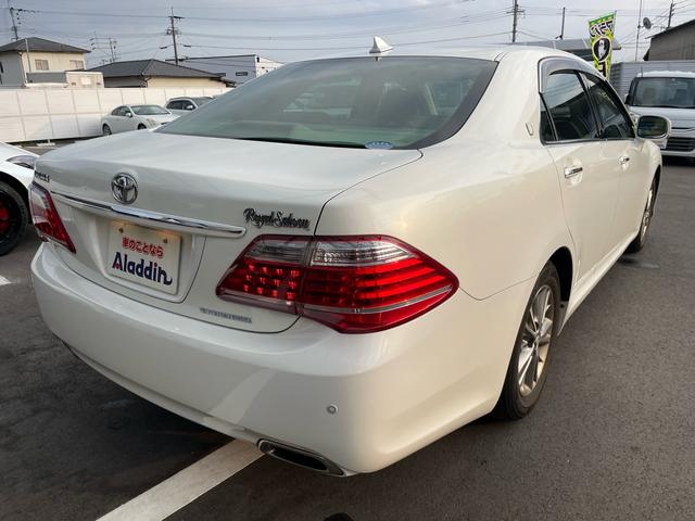 クラウン ２．５ロイヤルサルーン　プレミアムエディション　純正ナビ（Ｂｌｕｅｔｏｏｔｈ　ＣＤ　ＤＶＤ）　地デジ　バックモニター　キセノン　パワーシート　スマートキー　プッシュスタート　ＥＴＣ（4枚目）