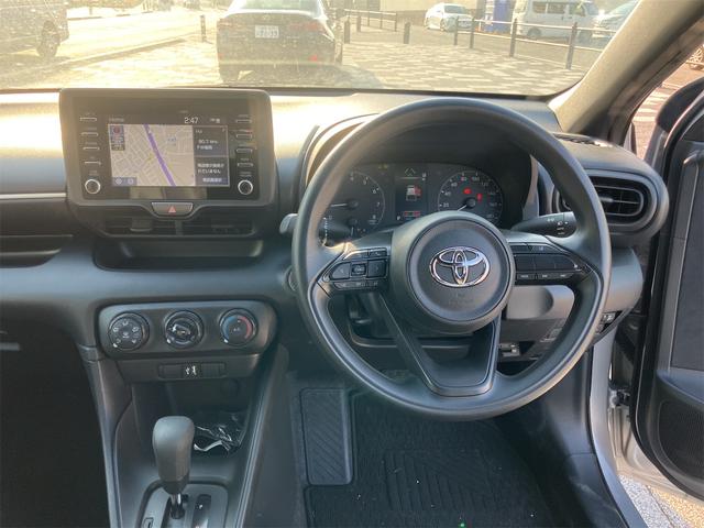 ヤリス Ｘ　ＥＴＣ　全周囲カメラ　ナビ　クリアランスソナー　レーンアシスト　衝突被害軽減システム　オートマチックハイビーム　オートライト　スマートキー　電動格納ミラー　ＣＶＴ　盗難防止システム　衝突安全ボディ（3枚目）