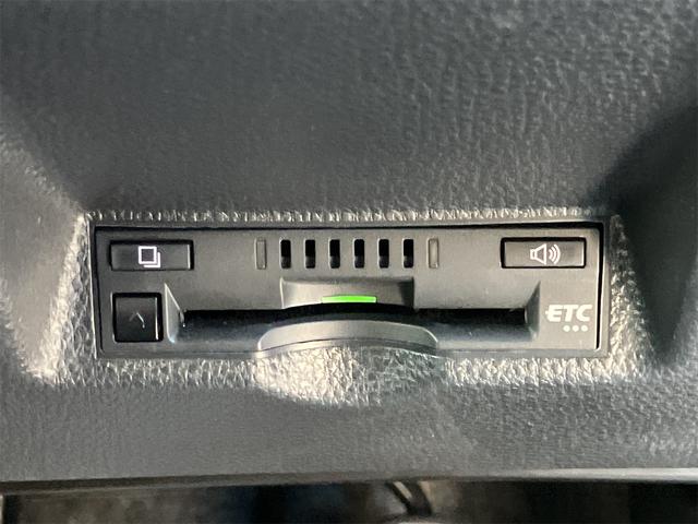 ヤリス Ｘ　ＥＴＣ　全周囲カメラ　ナビ　クリアランスソナー　レーンアシスト　衝突被害軽減システム　オートマチックハイビーム　オートライト　スマートキー　電動格納ミラー　ＣＶＴ　盗難防止システム　衝突安全ボディ（10枚目）