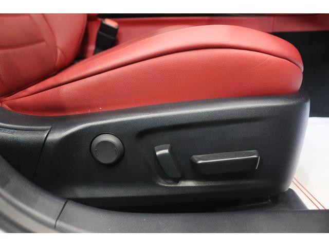 �y�p���[�V�[�g�z�^�]���₷���ʒu�ɍ��Ȃ�ݒ�ł��܂��B�y�����o�[�T�|�[�g�����X�C�b�`�z���z�I�Ȓ����p�����T�|�[�g���Ă���܂��B���ւ̕��S�����炵�A�����Ԃ̃h���C�u�ł����ɂ����Ȃ�܂��B