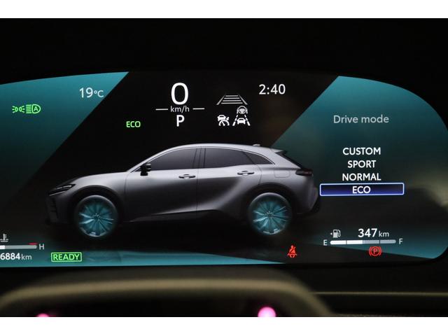 クラウンスポーツ Ｚ　新車保証継承付　ワンオーナー　禁煙車　モデリスタ　パノラマルーフ　本革　デジタルインナーミラー　全周囲カメラ　メモリーナビ　フルセグ　ＨＵＤ　セーフティセンス　置くだけ充電　パワーバックドア　２０ＡＷ（33枚目）