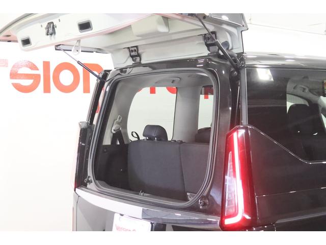 セレナ ｅ－パワー　ハイウェイスターＶ　新車保証継承付　ワンオーナー　禁煙車　後席モニター　インテリジェントルームミラー　フロントプロテクター　全周囲カメラ　メモリーナビ　フルセグ　ＥＴＣ　フロアカーペットフローリングセット　１６ＡＷ（42枚目）