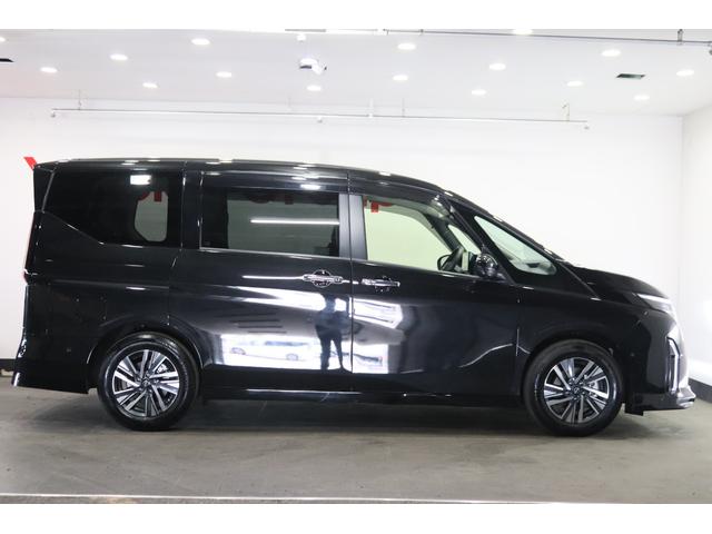 セレナ ｅ－パワー　ハイウェイスターＶ　新車保証継承付　ワンオーナー　禁煙車　後席モニター　インテリジェントルームミラー　フロントプロテクター　全周囲カメラ　メモリーナビ　フルセグ　ＥＴＣ　フロアカーペットフローリングセット　１６ＡＷ（52枚目）