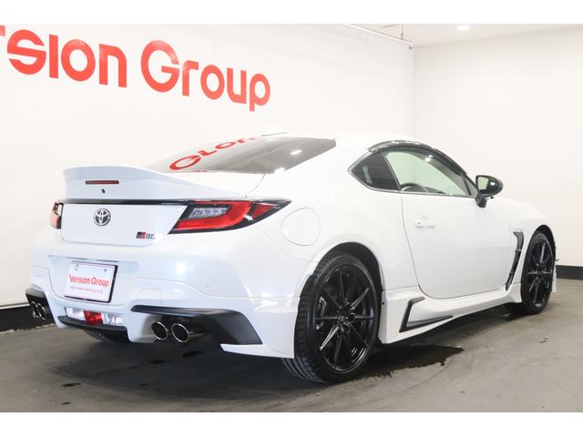 ＧＲ８６ ＲＺ　新車保証継承付　ワンオーナー　ＴＲＤフルエアロ　ＧＲマフラー　９ｉｎメモリ―ナビ　フルセグ　バックカメラ　セーフティセンス　ハーフレザーシート　シートヒーター　ＬＥＤライト　オートライト　１８ＡＷ（4枚目）