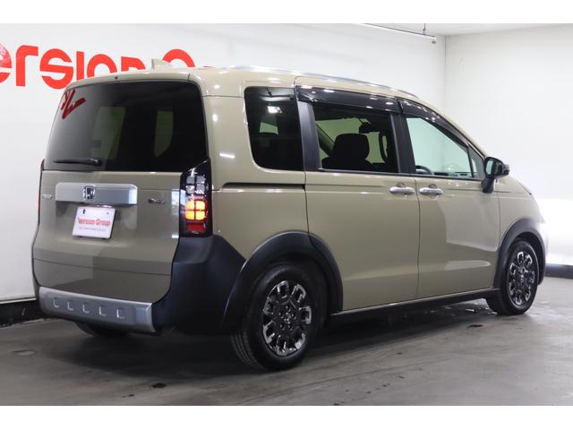 フリード ｅ：ＨＥＶクロスター　新車保証継承付　社外ディスプレイオーディオ　バックカメラ　レーダークルコン　クリアランスソナー　レーンアシスト　衝突被害軽減　ＢＳＭ　ＥＴＣ　社外ドラレコ　シートヒーター　両側電動スライド　１５ＡＷ（4枚目）