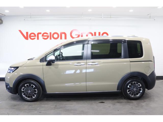 フリード ｅ：ＨＥＶクロスター　新車保証継承付　社外ディスプレイオーディオ　バックカメラ　レーダークルコン　クリアランスソナー　レーンアシスト　衝突被害軽減　ＢＳＭ　ＥＴＣ　社外ドラレコ　シートヒーター　両側電動スライド　１５ＡＷ（5枚目）