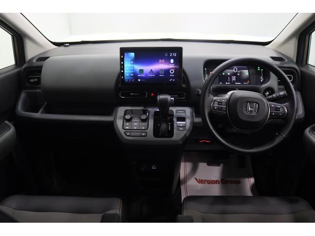 フリード ｅ：ＨＥＶクロスター　新車保証継承付　社外ディスプレイオーディオ　バックカメラ　レーダークルコン　クリアランスソナー　レーンアシスト　衝突被害軽減　ＢＳＭ　ＥＴＣ　社外ドラレコ　シートヒーター　両側電動スライド　１５ＡＷ（9枚目）