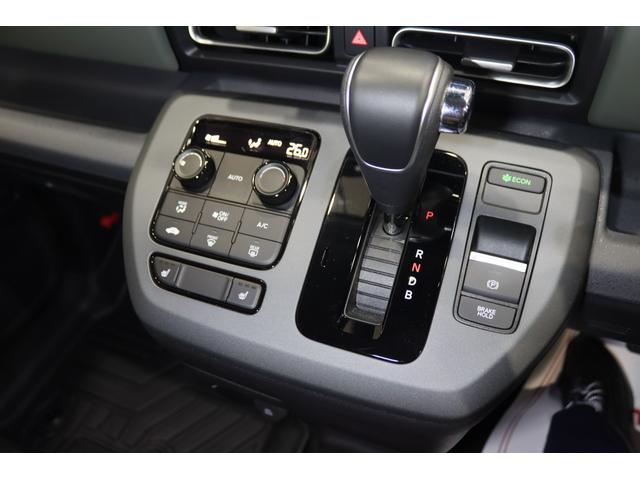 フリード ｅ：ＨＥＶクロスター　新車保証継承付　社外ディスプレイオーディオ　バックカメラ　レーダークルコン　クリアランスソナー　レーンアシスト　衝突被害軽減　ＢＳＭ　ＥＴＣ　社外ドラレコ　シートヒーター　両側電動スライド　１５ＡＷ（12枚目）