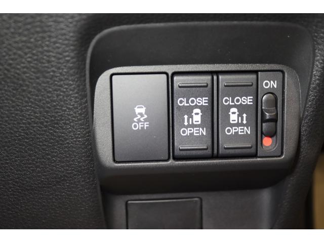 フリード ｅ：ＨＥＶクロスター　新車保証継承付　社外ディスプレイオーディオ　バックカメラ　レーダークルコン　クリアランスソナー　レーンアシスト　衝突被害軽減　ＢＳＭ　ＥＴＣ　社外ドラレコ　シートヒーター　両側電動スライド　１５ＡＷ（17枚目）