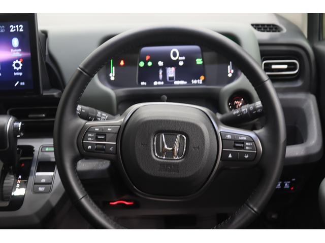 フリード ｅ：ＨＥＶクロスター　新車保証継承付　社外ディスプレイオーディオ　バックカメラ　レーダークルコン　クリアランスソナー　レーンアシスト　衝突被害軽減　ＢＳＭ　ＥＴＣ　社外ドラレコ　シートヒーター　両側電動スライド　１５ＡＷ（24枚目）