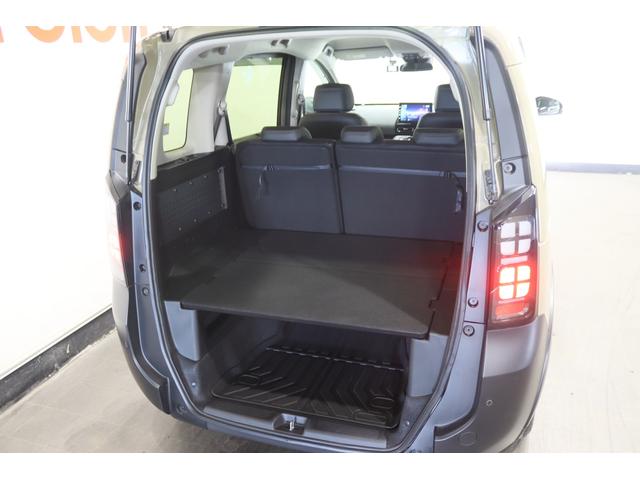 フリード ｅ：ＨＥＶクロスター　新車保証継承付　社外ディスプレイオーディオ　バックカメラ　レーダークルコン　クリアランスソナー　レーンアシスト　衝突被害軽減　ＢＳＭ　ＥＴＣ　社外ドラレコ　シートヒーター　両側電動スライド　１５ＡＷ（28枚目）